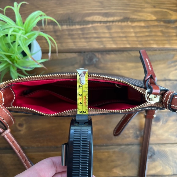 NWOT Dooney & Burke Lizard Embossed Letter Carrier Crossbody Chestnut - Picture 8 of 15